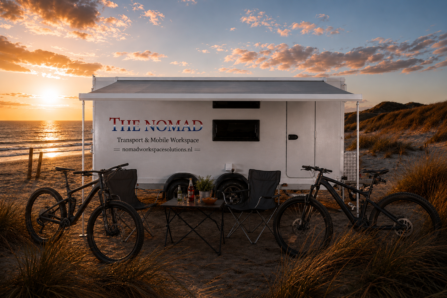 The Nomad op het strand met fietsen